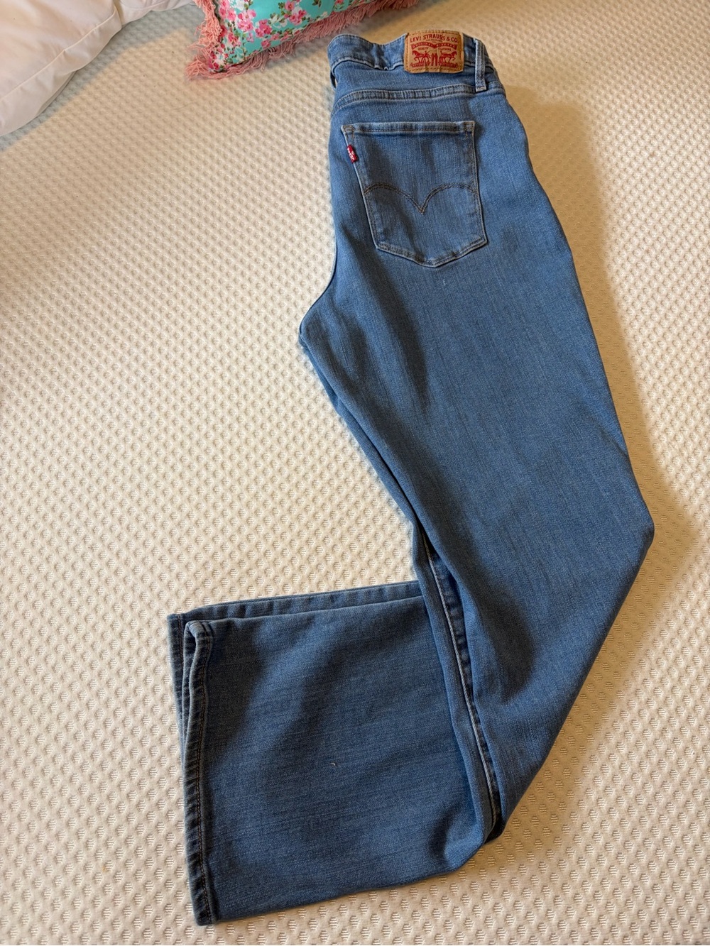 Levi's 725 High Rise Bootcut jeans in a size 32.